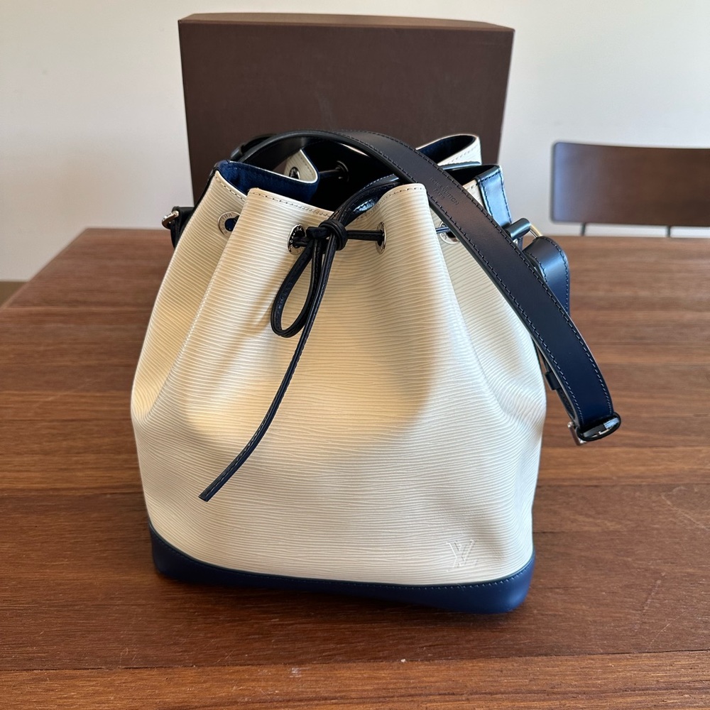 Louis Vuitton NeoNoe Epi Leather Limited Edition Bucket Bag w/ Box & Dust M40881